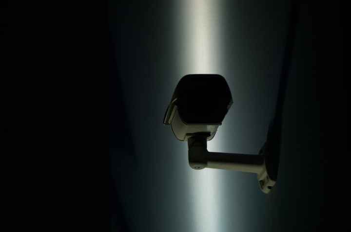 Can security cameras see in the dark